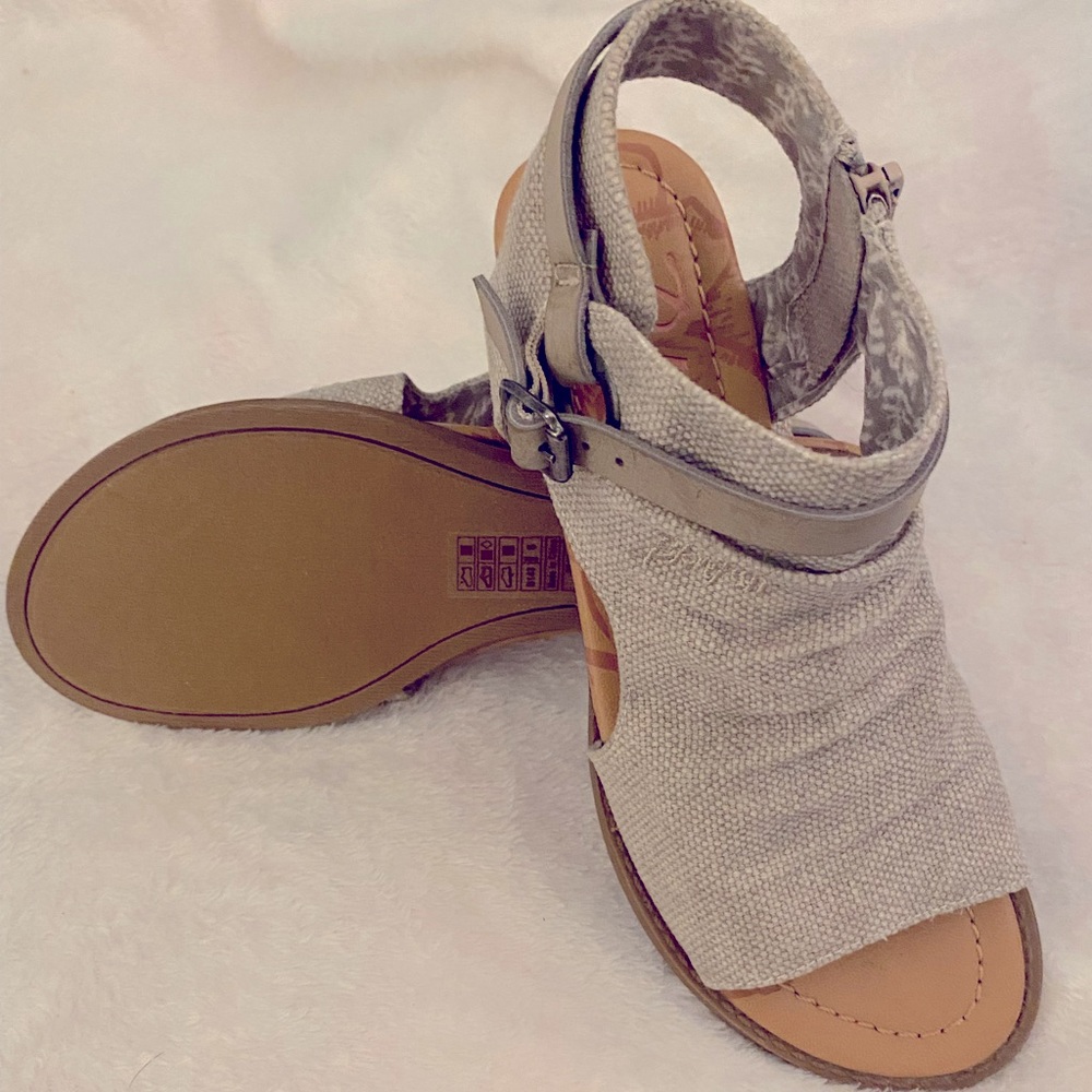 BRAND NEW Blowfish Sandals